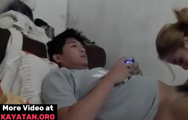 Relaxing moment si pare habang kinakain ni mare